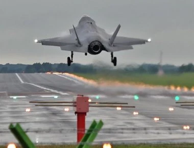 Εντυπωσιακή αιώρηση του μαχητικού F-35B της RAF (βίντεο)